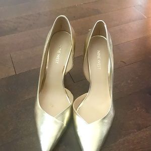 Nice ouest shoes gold with heels very good condition